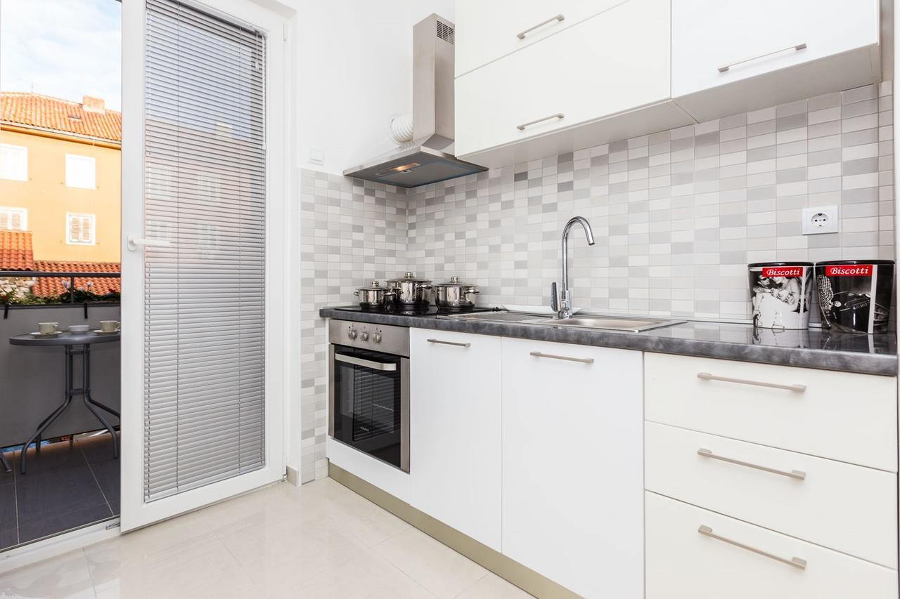 Fifi Apartment W. Parking In Old Town 자다르 외부 사진