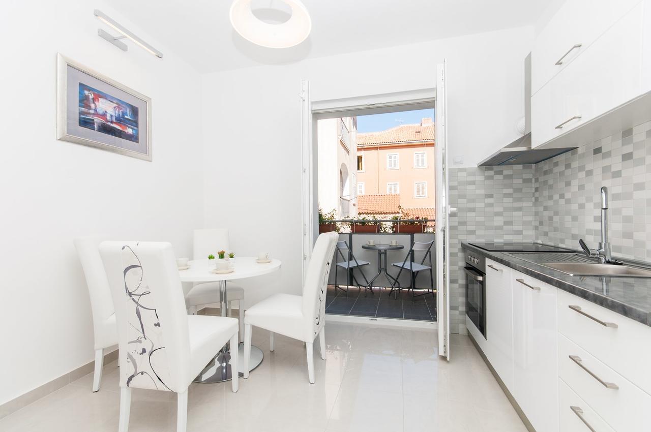 Fifi Apartment W. Parking In Old Town 자다르 외부 사진
